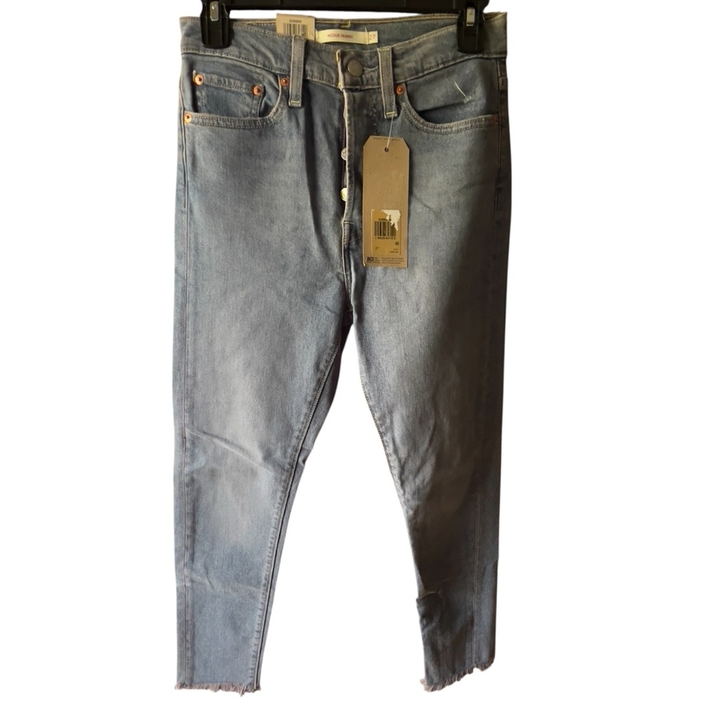 Levi’s Wedgie Skinny High Rise Button Fly Ankle light wash Jeans. Size 27